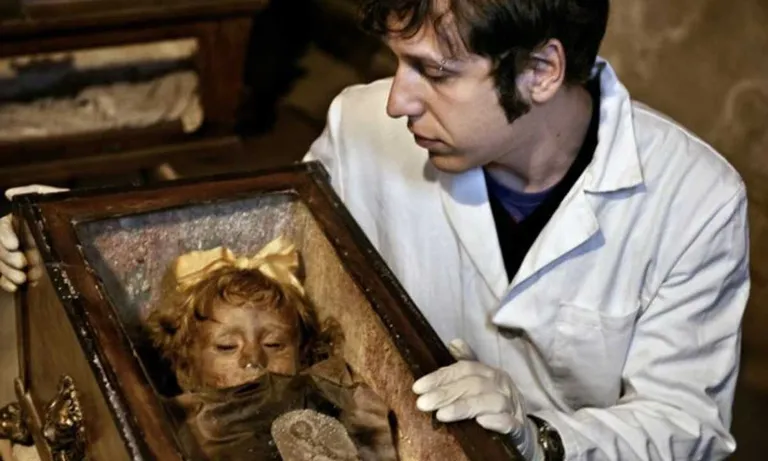 100-year-old Mummified Girl Blinks in Her Glass Coffin