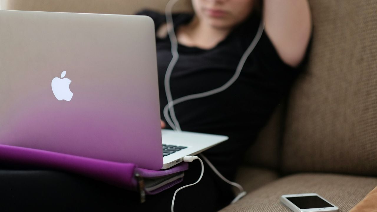 Active Learning vs. Passive Learning What's the Difference