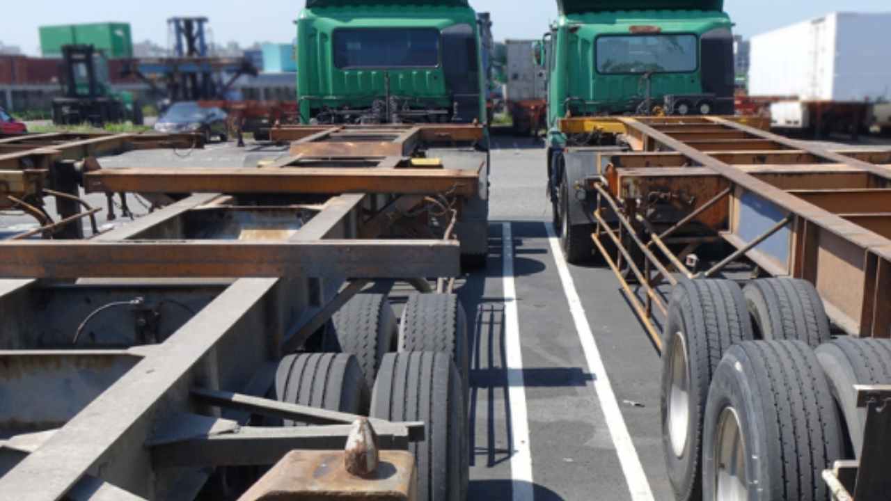 Choosing Between a 20 Ft and 40 Ft Tri-Axle Chassis Trailer Pros and Cons