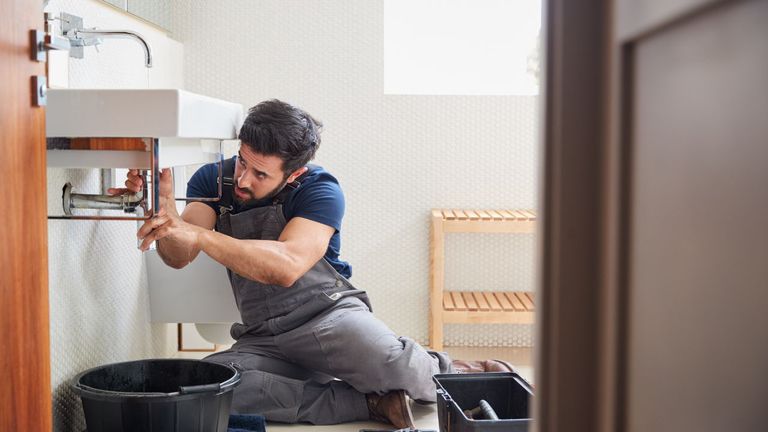 How to Choose a Trusted Plumber for Faucet Replacement