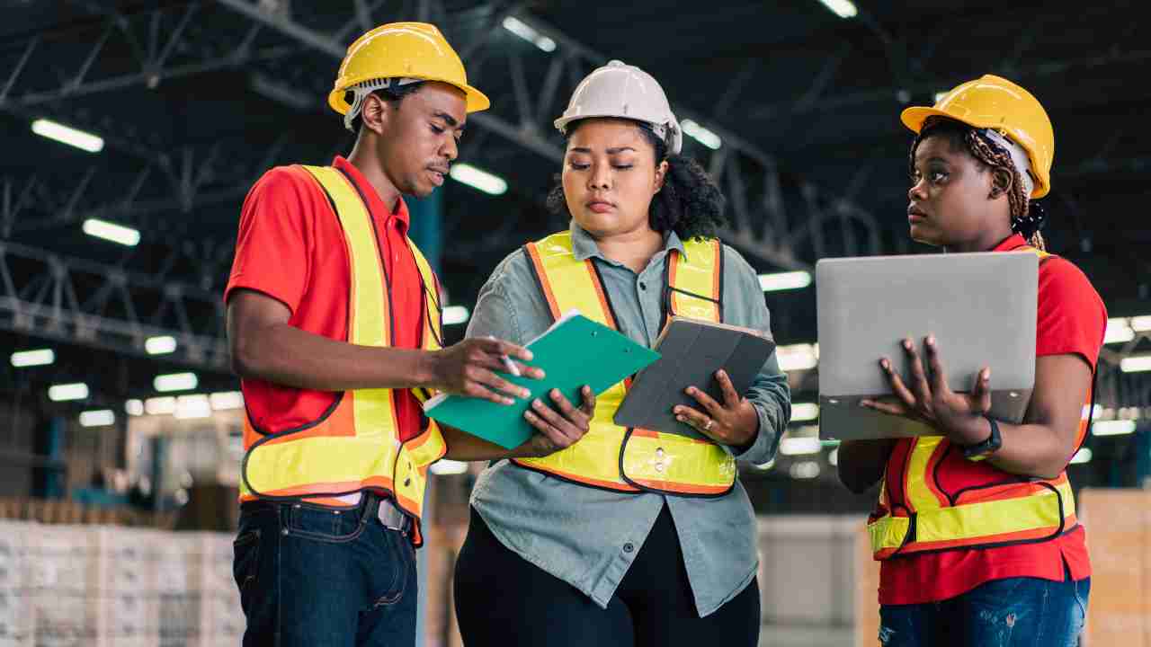 Key-Factors-to-Consider-Before-Starting-a-Degree-in-Logistics