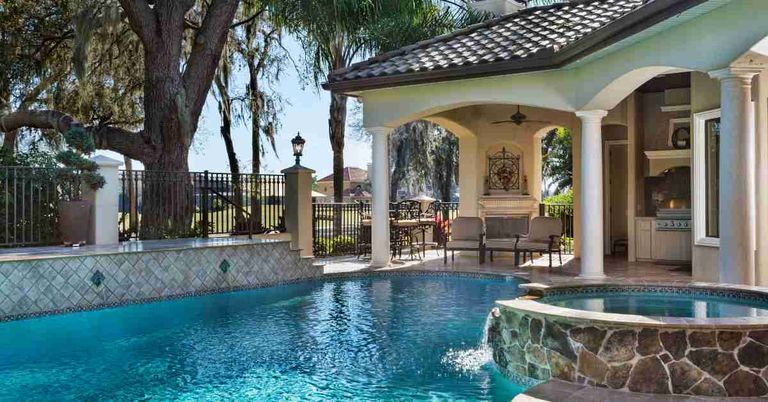 Making a Splash Key Trends in Custom Pool and Spa Landscapes