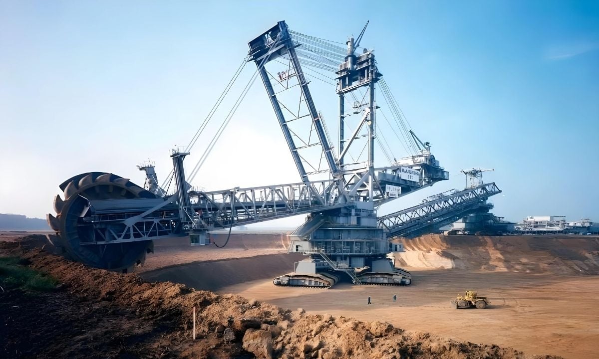 This Machine Is Taller Than a 30-Story Building and Can Hold Cars in Its Buckets