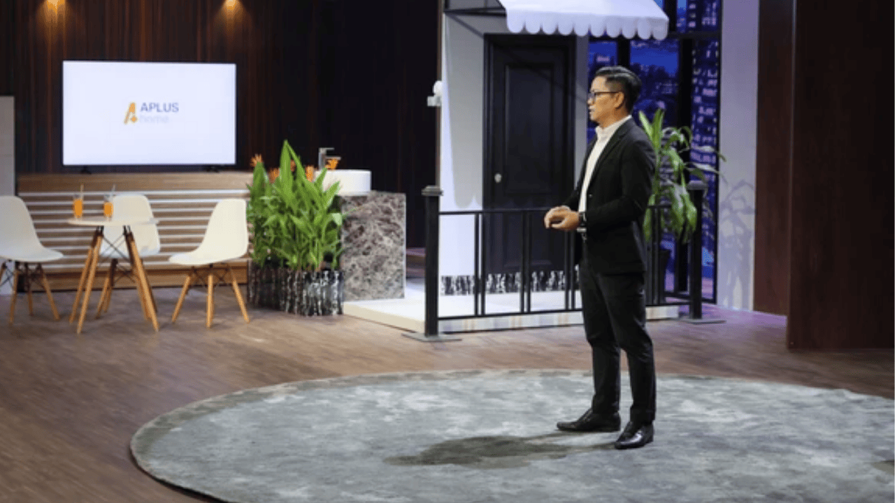 Aplus Home founder presenting on Shark Tank Vietnam Season 6 during $2 million pitch for the proptech startup.