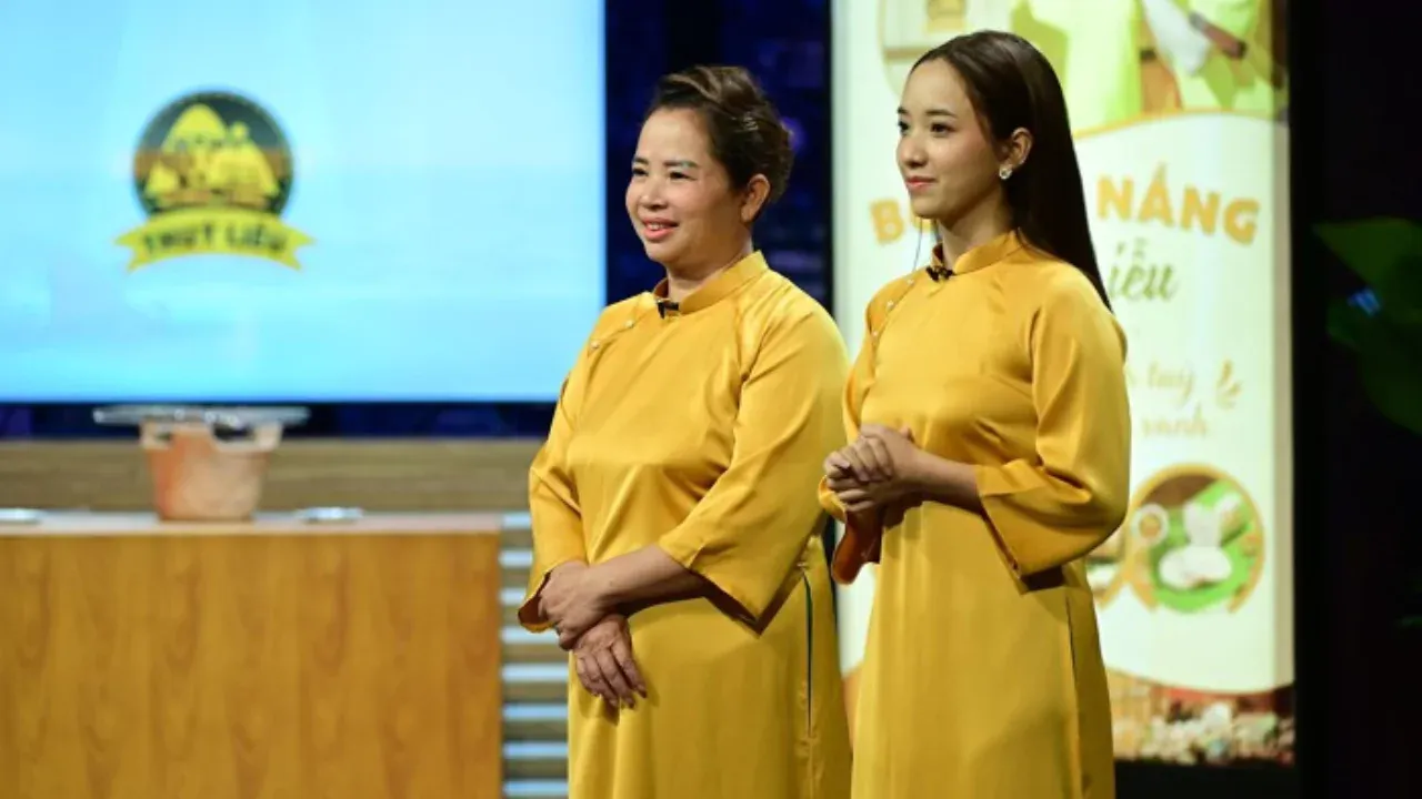 Nguyen Thi Thuy Lieu and Nguyen Gia Linh presenting Bo Mot Nang Thuy Lieu on Shark Tank Vietnam