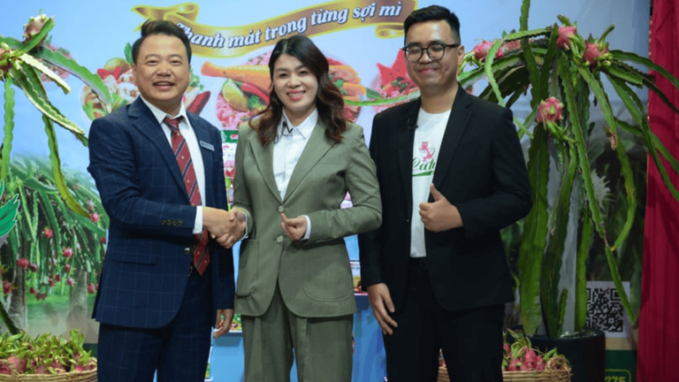 Caty Food founders and Shark Tank Vietnam investor shaking hands after $1M dragon fruit noodles deal