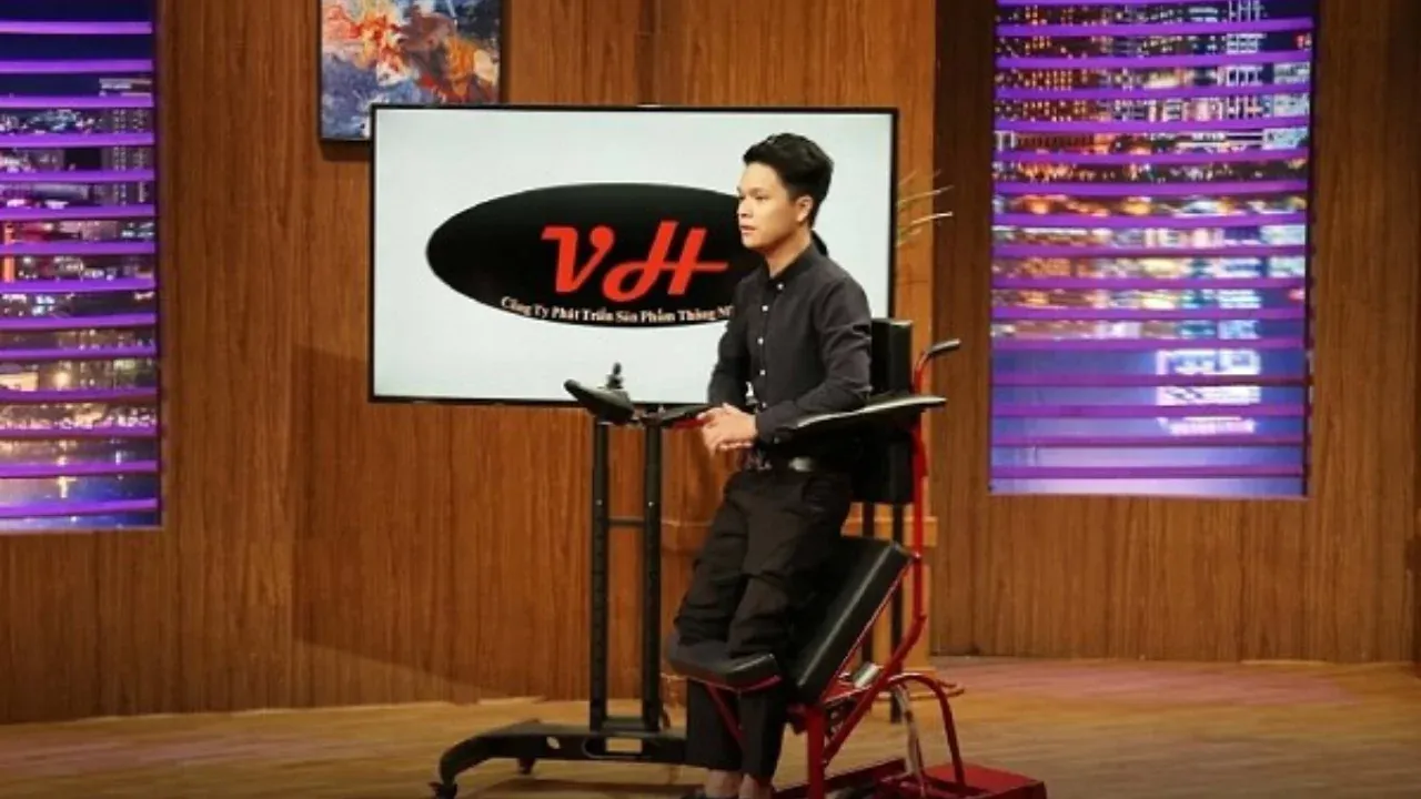 Le Van Hoa presenting the VH multifunctional wheelchair on Shark Tank Vietnam stage