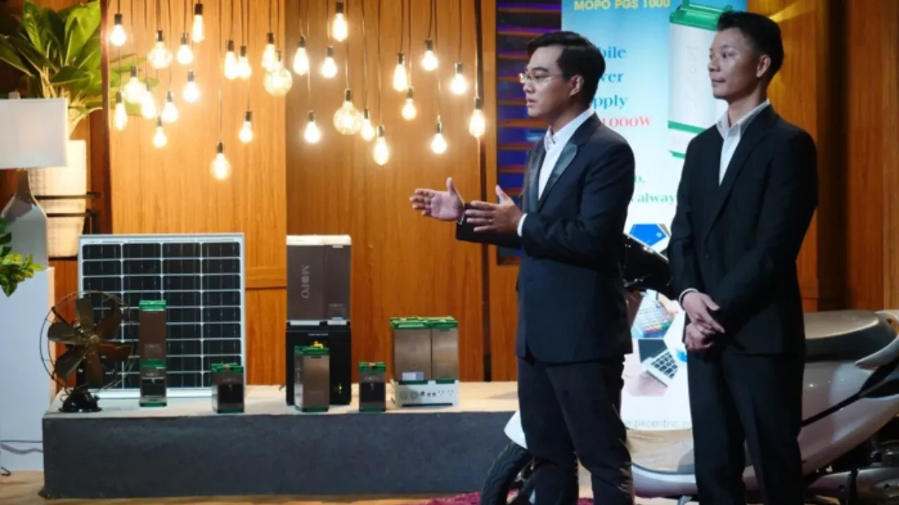 Founders of MOPO pitch their smart battery technology during Shark Tank Vietnam, showcasing energy storage products.