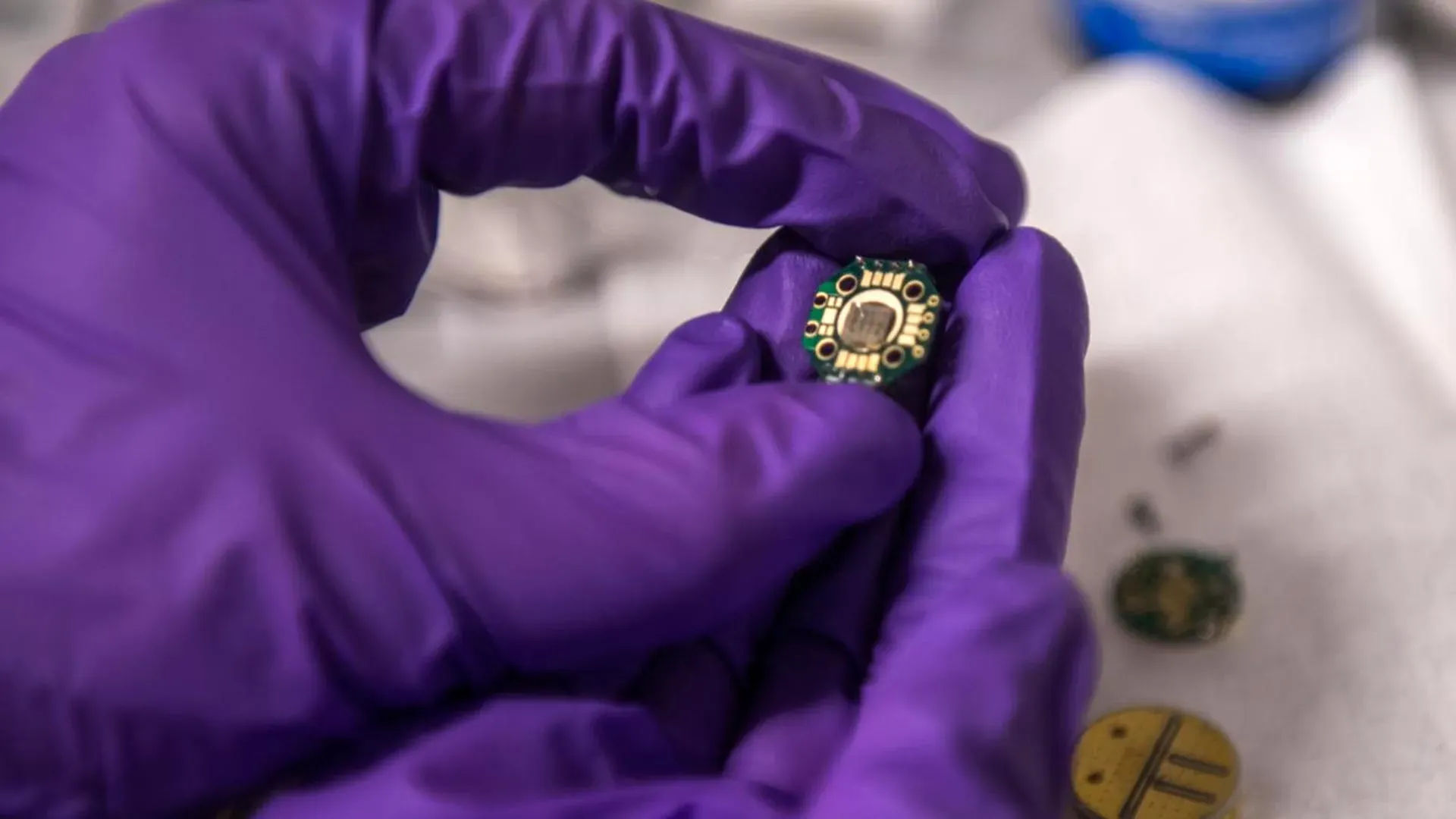 semiconductor-chip-with-electron-and-nuclear-spin-qubits