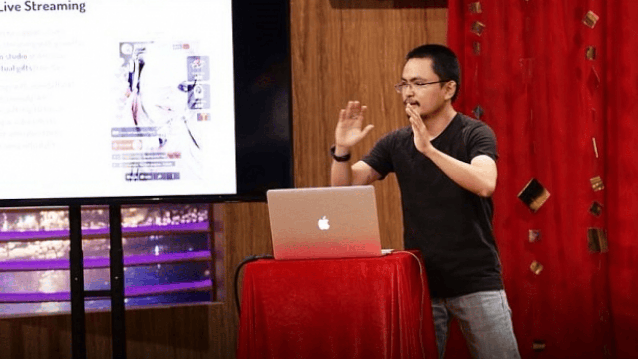 Nguyen Minh Thao pitching Umbala on Shark Tank Vietnam with a live demo of the short-video app.