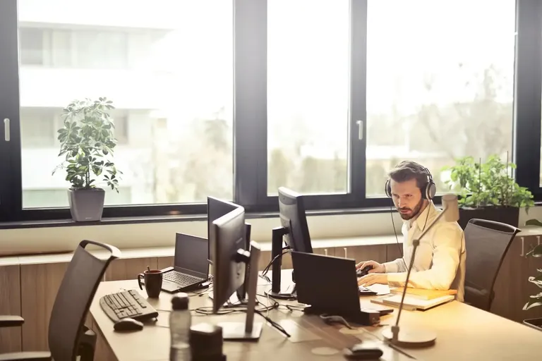 B2B lead finder tools