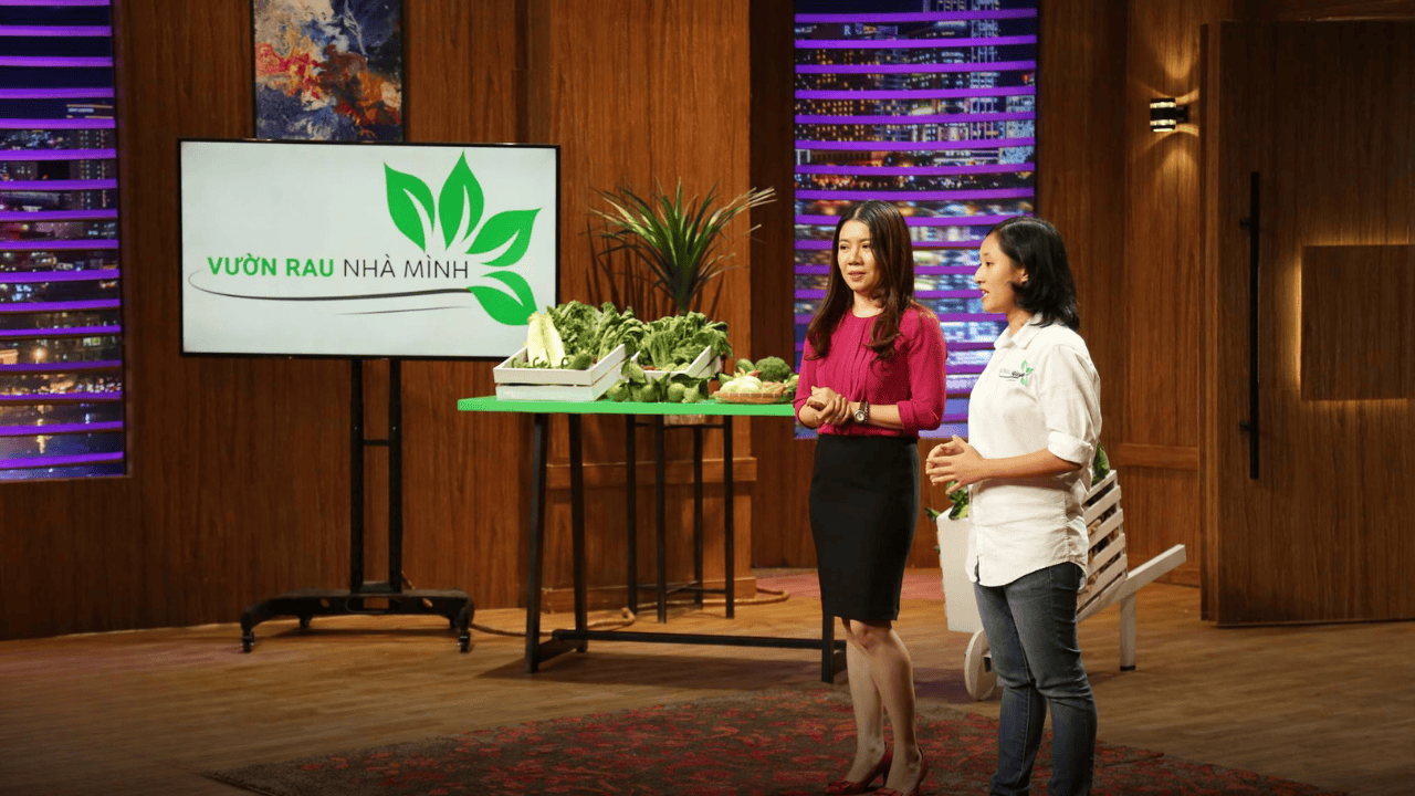 Founders of Vườn Rau Nhà Mình presenting their rent-a-garden startup on Shark Tank Vietnam with fresh vegetables display