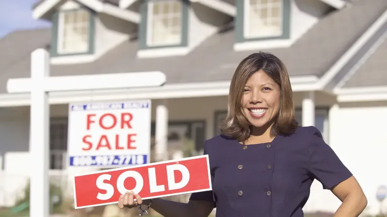 Learn how real estate agents can use AI to write faster, SEO-friendly listing descriptions with compliant, human-like results.