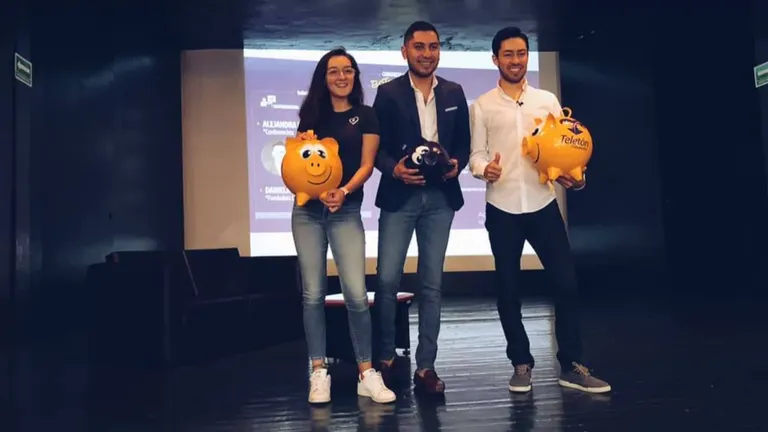 Founders of Litro X Litro presenting on stage after Shark Tank México appearance, holding branded water containers