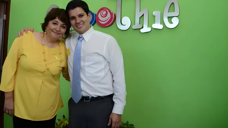 Agustín Tristán Aldave and Rebeca Aldave, founders of Samba Smoothie, during their Shark Tank México pitch